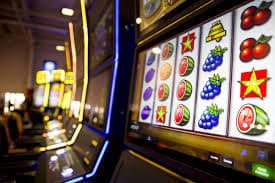 Myanmar ကစားသမား Smartphone ဖြင့် Mobile Slots ကစားနေသောမြင်ကွင်း