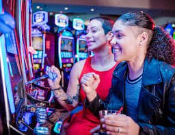 seainlucky APP Android Smartphone ပေါ်တွင် Slots ဂိမ်း Smooth ကစားနေသောမြင်ကွင်း